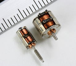 画像：製品カットモデル(左Φ3mm､右Φ6mm)