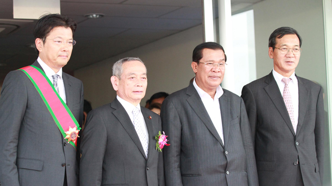 画像：左から：貝沼由久 ミネベア社長、牧野聖修 経済産業省副大臣、フン・セン カンボジア首相、黒木雅文 在カンボジア日本大使館特命全権大使
