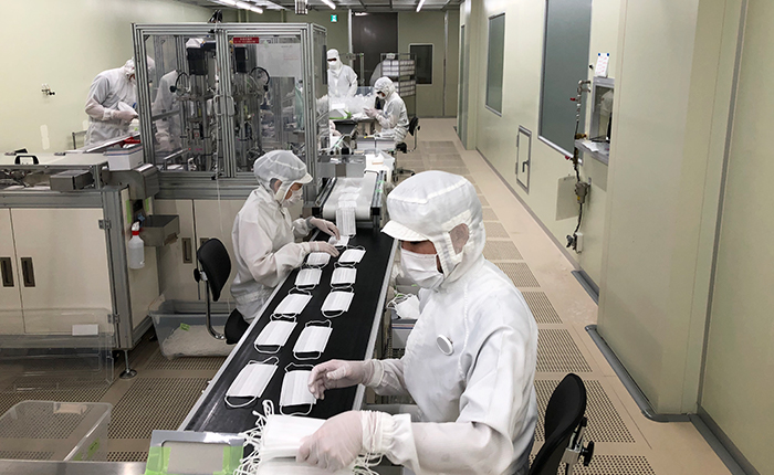 画像：マスクを生産するクリーンルーム（ミネベアミツミ株式会社　浜松工場/静岡県袋井市）