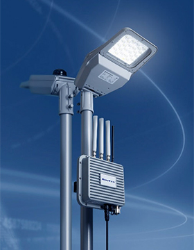 写真1：無線機能付き高効率LED道路灯