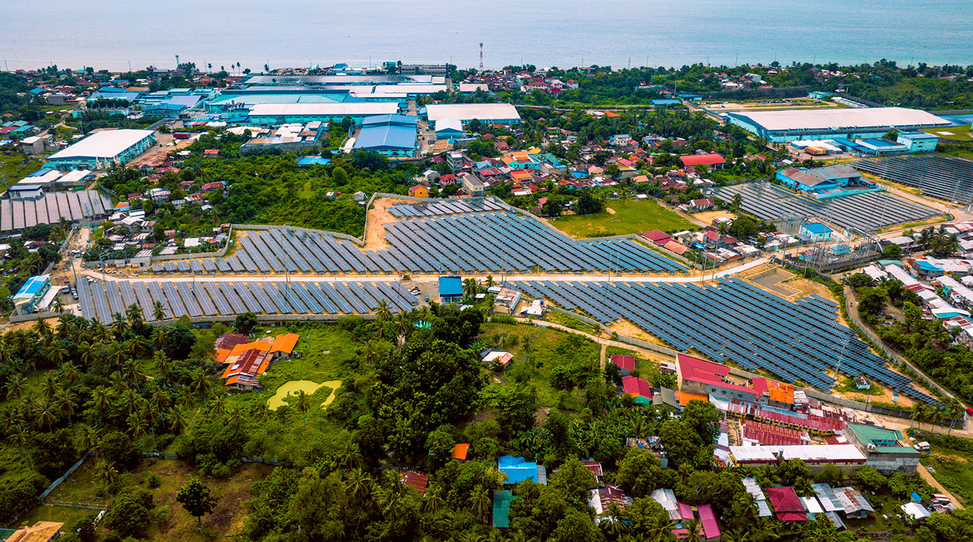 画像：セブ工場の敷地内に大規模太陽光発電システムを設置